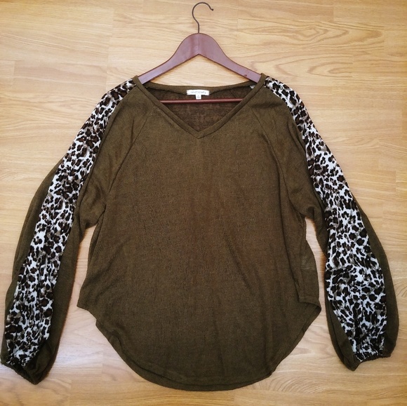 Leopard print shirt v-neck - Picture 2 of 6